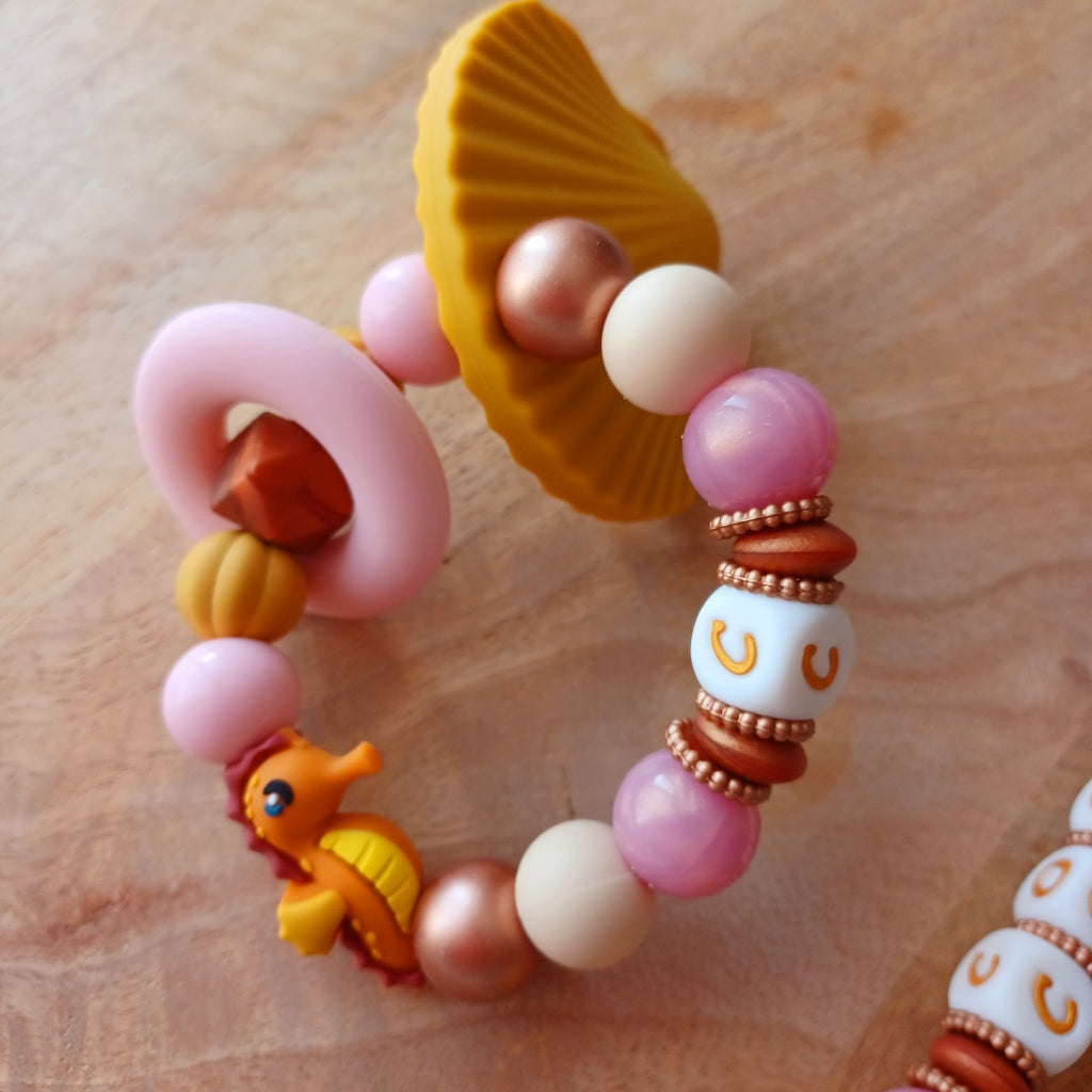 Attache Tétine, Anneau de Dentition Personnalisés Hippocampe & Coquillage Ocre – Silicone Alimentaire Bébé | Cadeau de Naissance. Coco