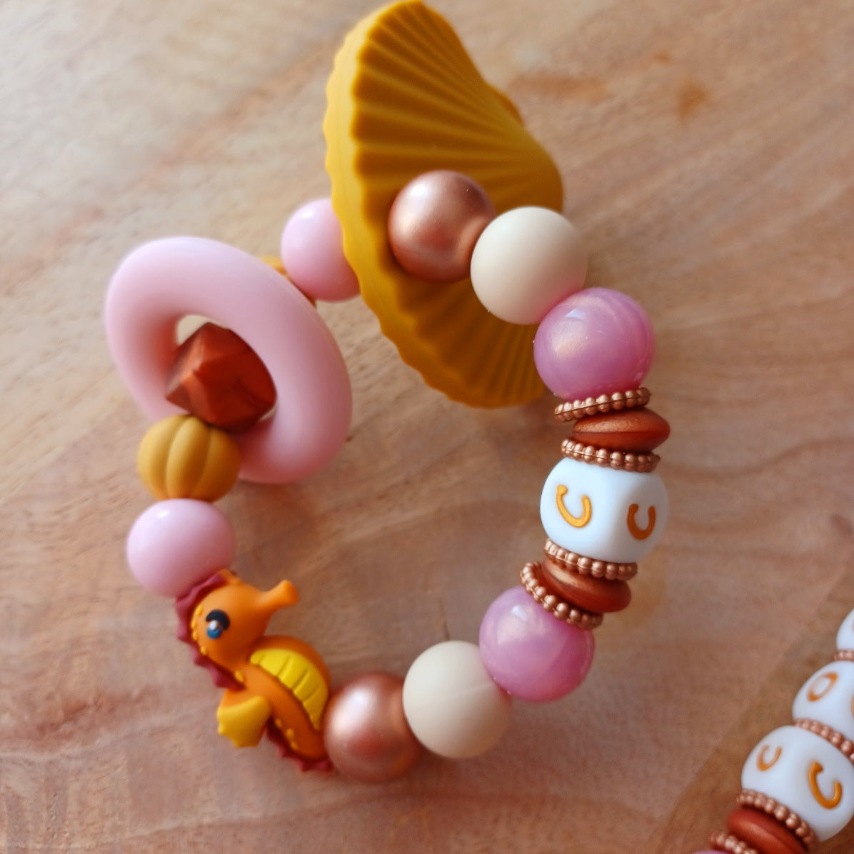 Attache Tétine, Anneau de Dentition Personnalisés Hippocampe & Coquillage Ocre – Silicone Alimentaire Bébé | Cadeau de Naissance. Coco