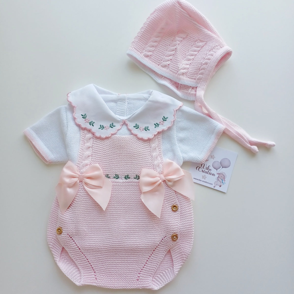 Ensemble Personnalisable salopette courte, pull et bonnet en maille pour bébé. Modèle Rose, Baby rose.