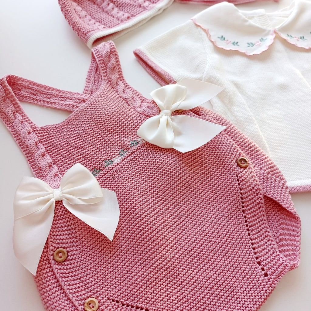 Ensemble Personnalisable salopette courte, pull et bonnet en maille pour bébé. Rose Vieux Rose-Ivoire