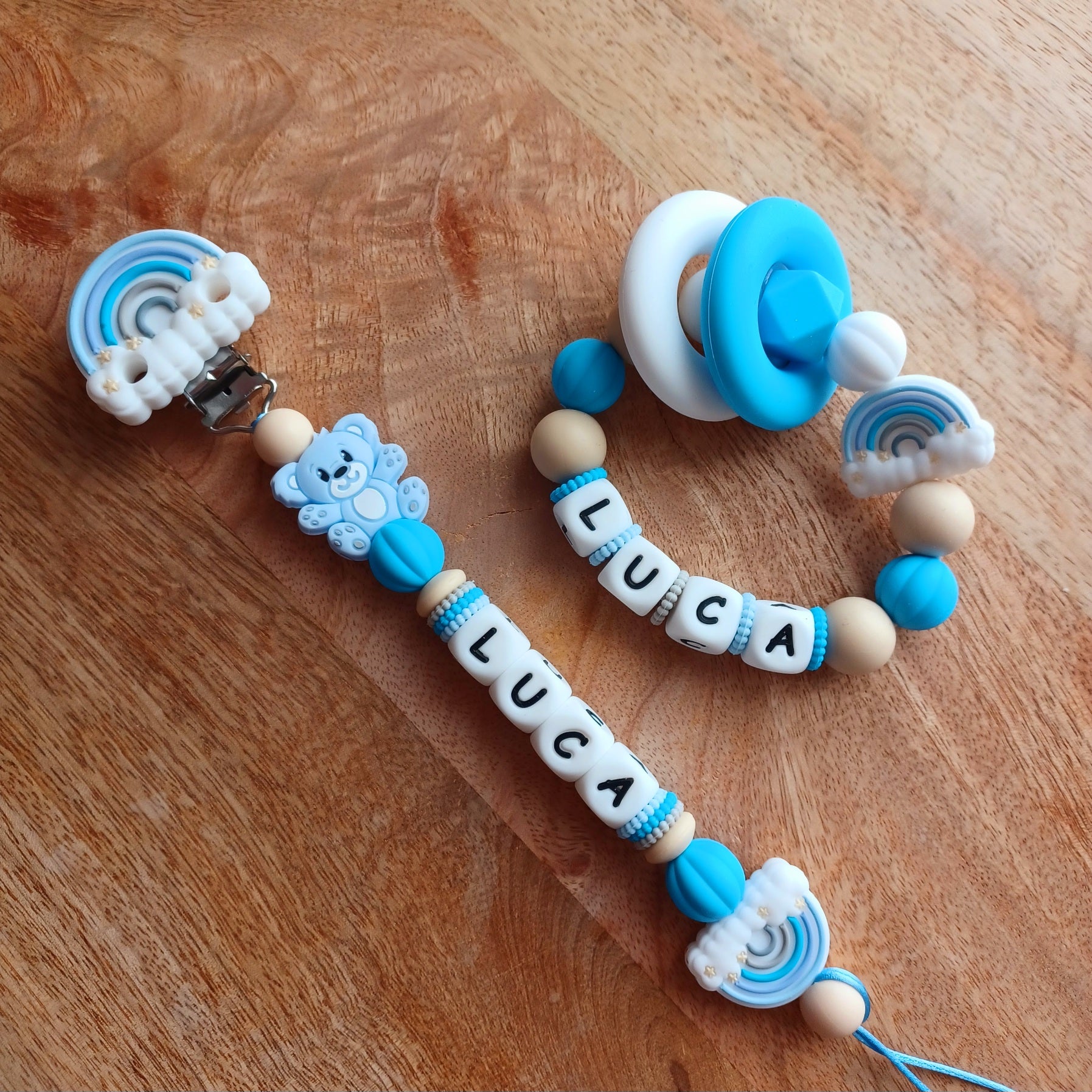 Attache tétine silicone, Arc-en-ciel, ourson, bleu ciel, beige.