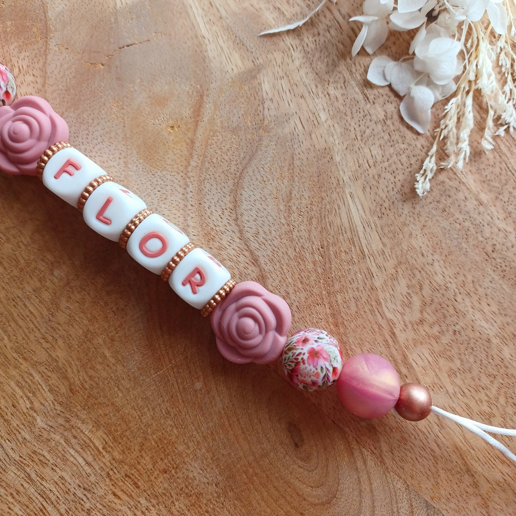 Attache tétine personnalisée avec prénom – Silicone sans BPA, douce et sécurisée . Flor