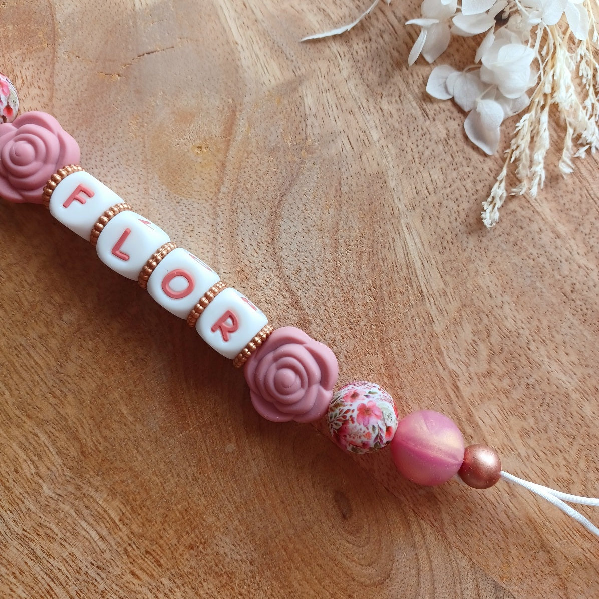 Attache tétine personnalisée avec prénom – Silicone sans BPA, douce et sécurisée . Flor