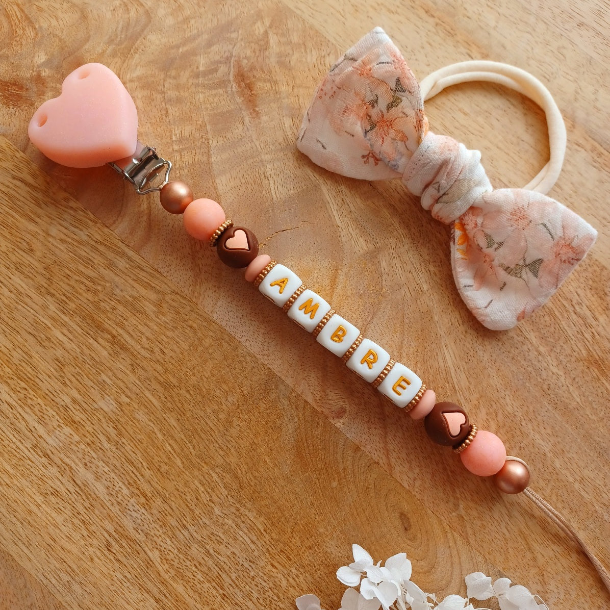 Attache tétine personnalisée avec prénom – Silicone sans BPA, douce et sécurisée (modèle cœur). Ambre