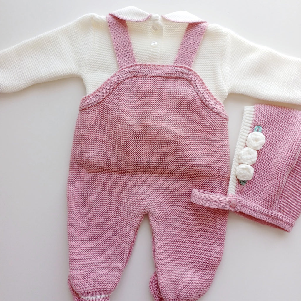 Ensemble salopette manches longues, pull et bonnet en maille pour bébé. Sarah Vieux Rose