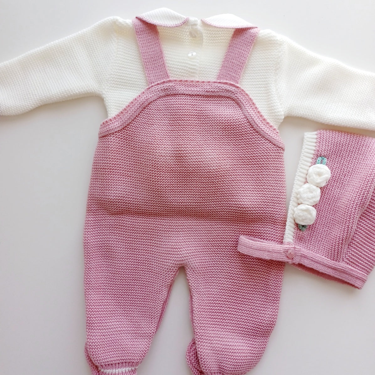 Ensemble salopette manches longues, pull et bonnet en maille pour bébé. Sarah Vieux Rose