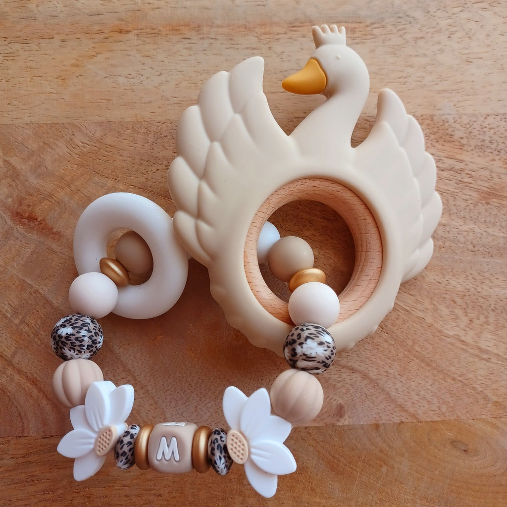 Attache Tétine Personnalisée Bébé – Fleur de Lotus et Perles Imprimés Félines | Cadeau Naissance. Mila