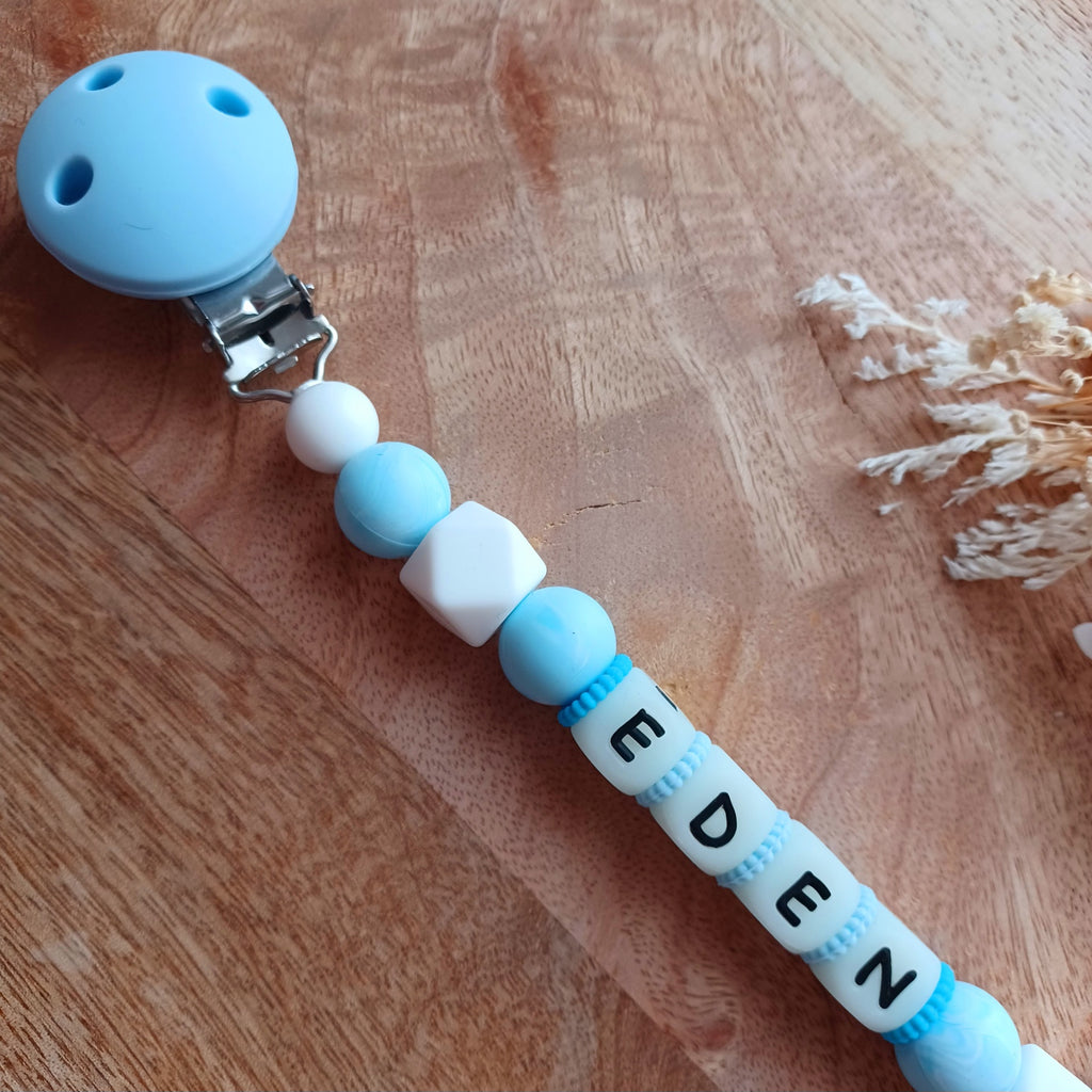 Attache tétine silicone, voiture, blanc, bleu ciel. Eden