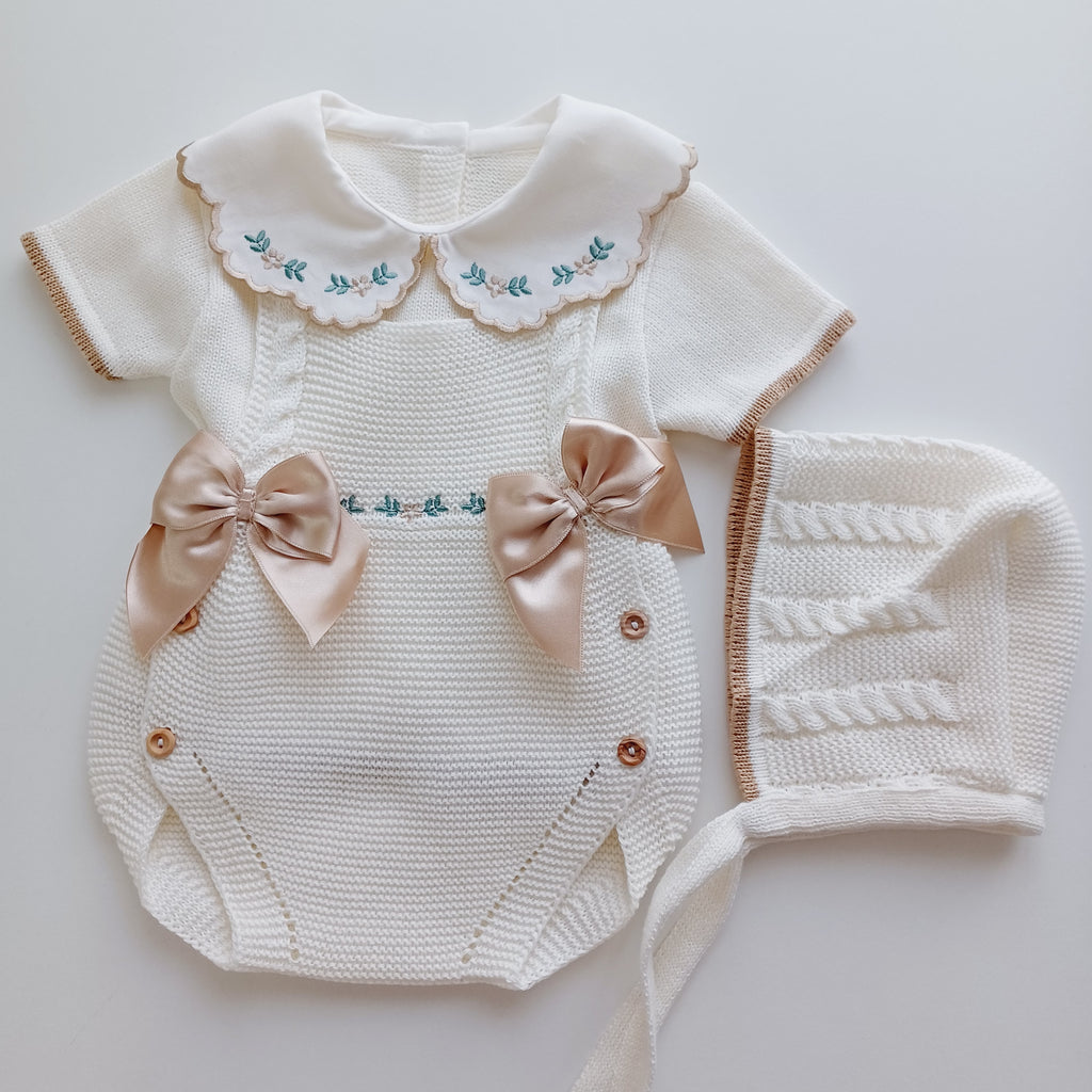 Ensemble Personnalisable salopette courte, pull et bonnet en maille pour bébé. Rose Ivoire-Camel