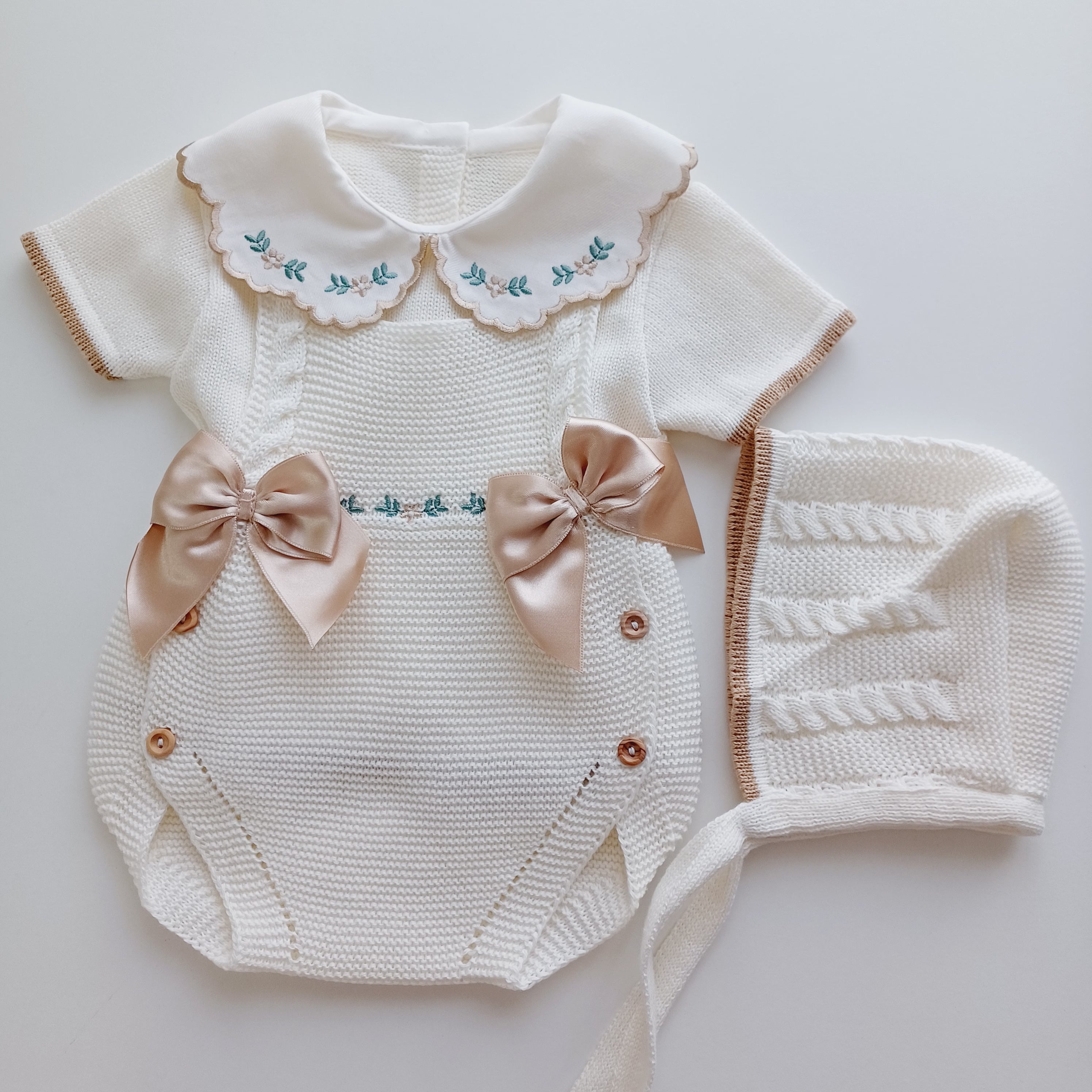 Ensemble Personnalisable salopette courte, pull et bonnet en maille pour bébé. Rose Ivoire-Camel