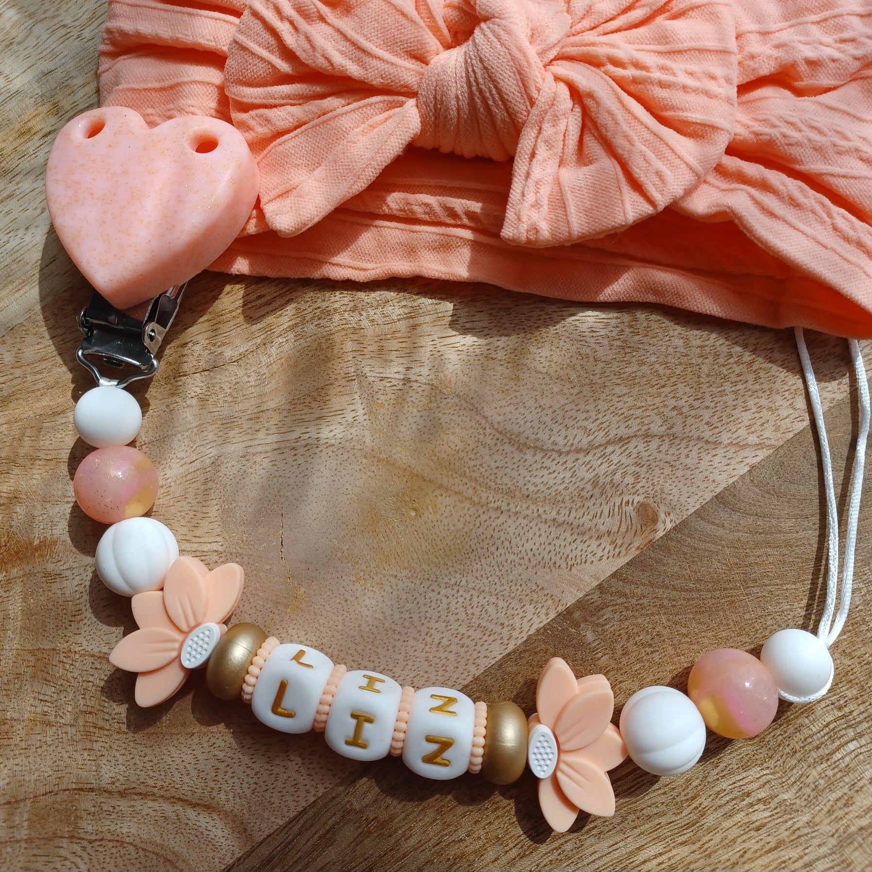 Attache tétine silicone, Fleur de Lotus, coeur abricot