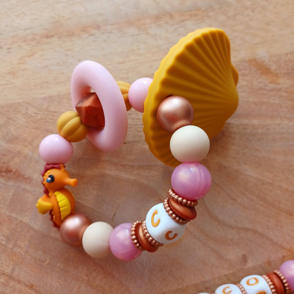 Attache Tétine, Anneau de Dentition Personnalisés Hippocampe & Coquillage Ocre – Silicone Alimentaire Bébé | Cadeau de Naissance. Coco