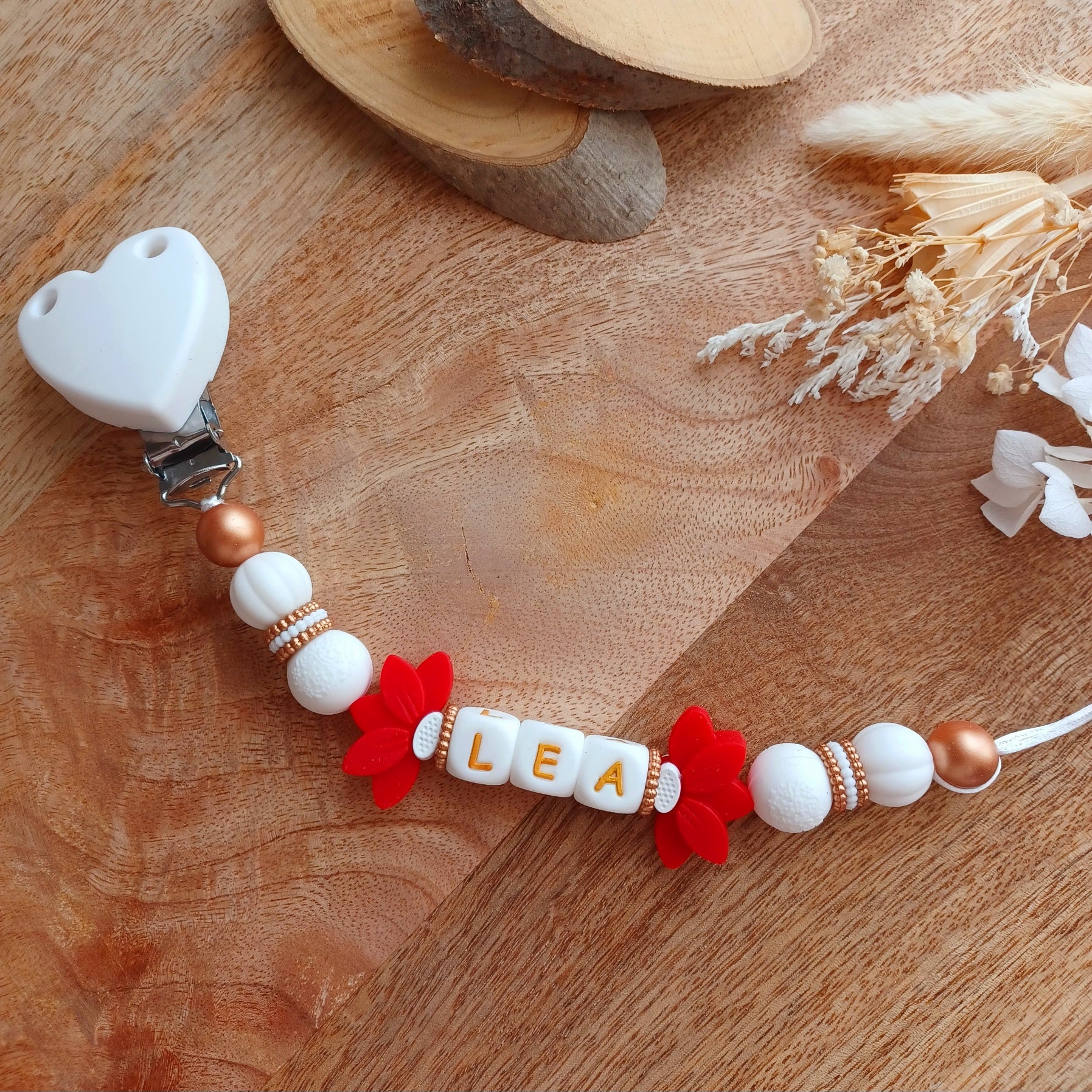 Attache tétine silicone, Fleur de lotus rouge, coeur blanc.