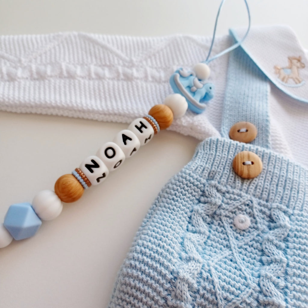 Ensemble Personnalisable salopette longue, pull et bonnet en maille pour bébé. Noah, Cheval bleu bébé