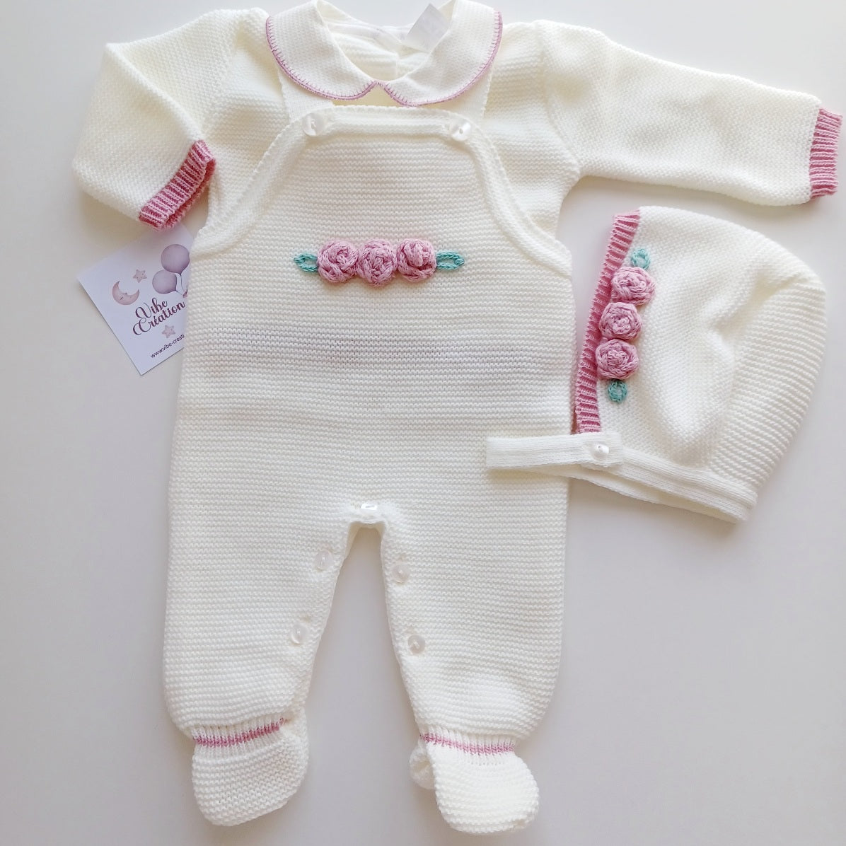 Ensemble Personnalisable salopette manches longues, pull et bonnet en maille pour bébé. Sarah Ivoire