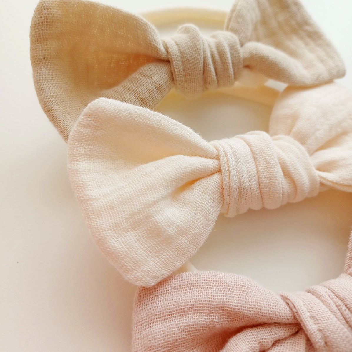 Bandeaux à noeud en gaze de coton pour bébé. Couleurs neutres