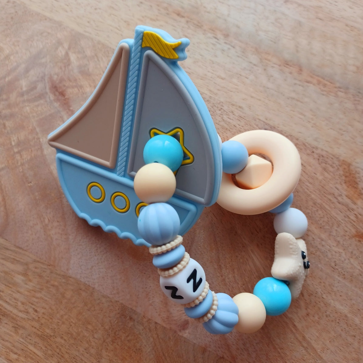 Attache Tétine et Anneau de Dentition Personnalisés Bateau Bleu – Silicone Alimentaire Bébé | Cadeau de Naissance Garçon. Noah