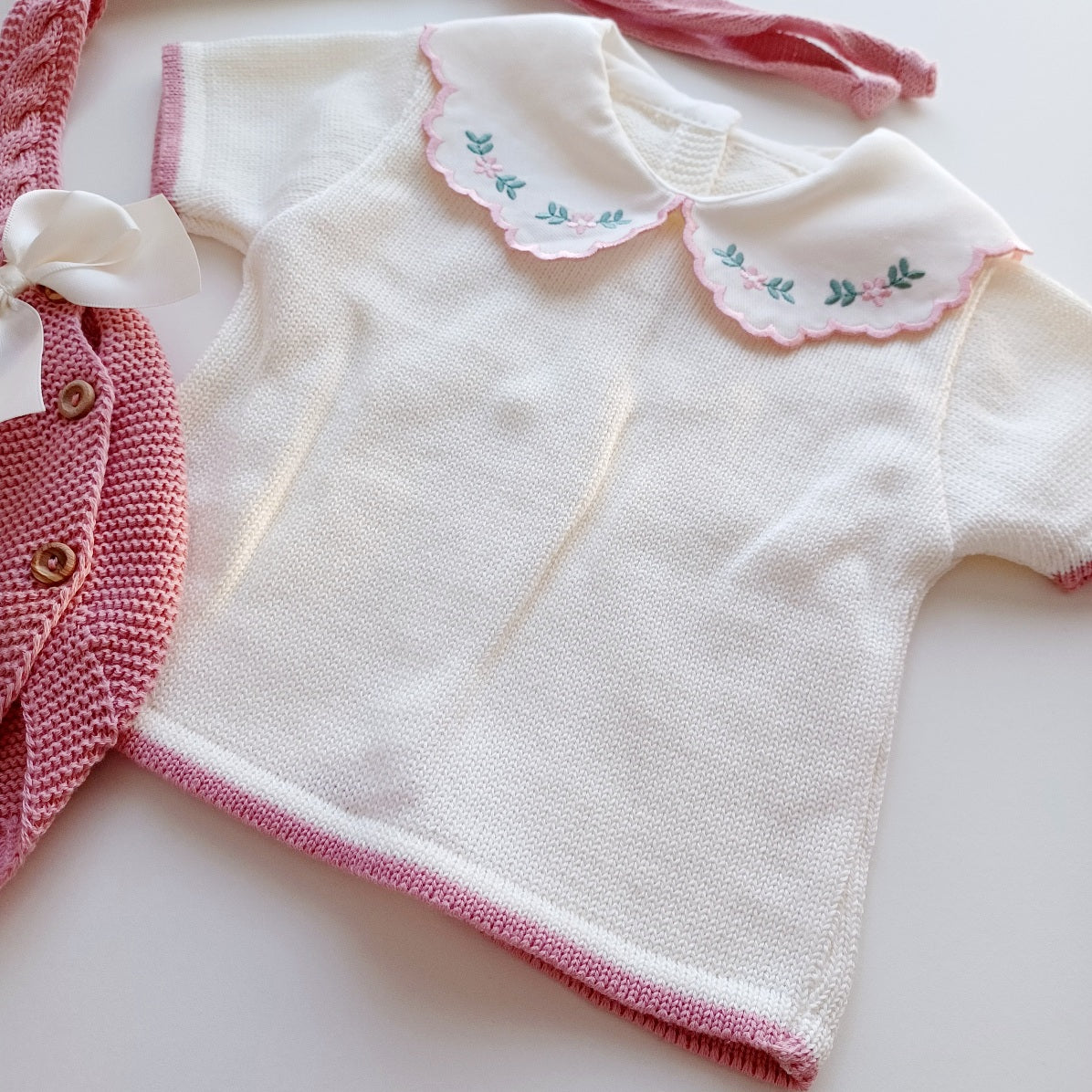 Ensemble Personnalisable salopette courte, pull et bonnet en maille pour bébé. Rose Vieux Rose-Ivoire