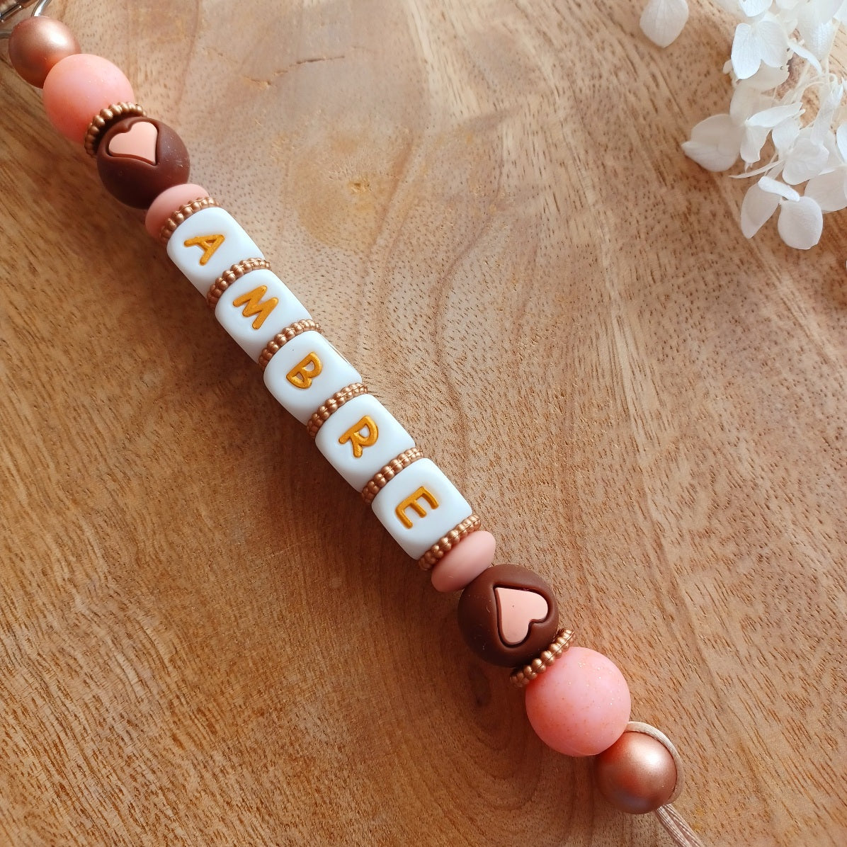 Attache tétine personnalisée avec prénom – Silicone sans BPA, douce et sécurisée (modèle cœur). Ambre