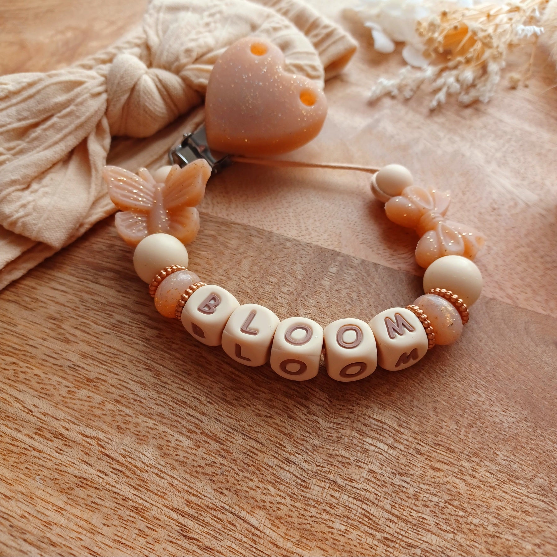 Attache tétine silicone, noeud, papillon, paillettes.