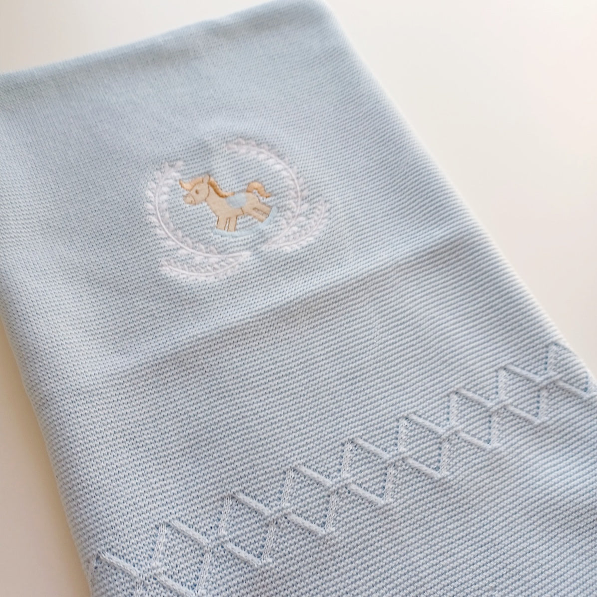 Couverture bébé tricot coton, personnalisable. Modèle Noah, Cheval Bleu pastel.