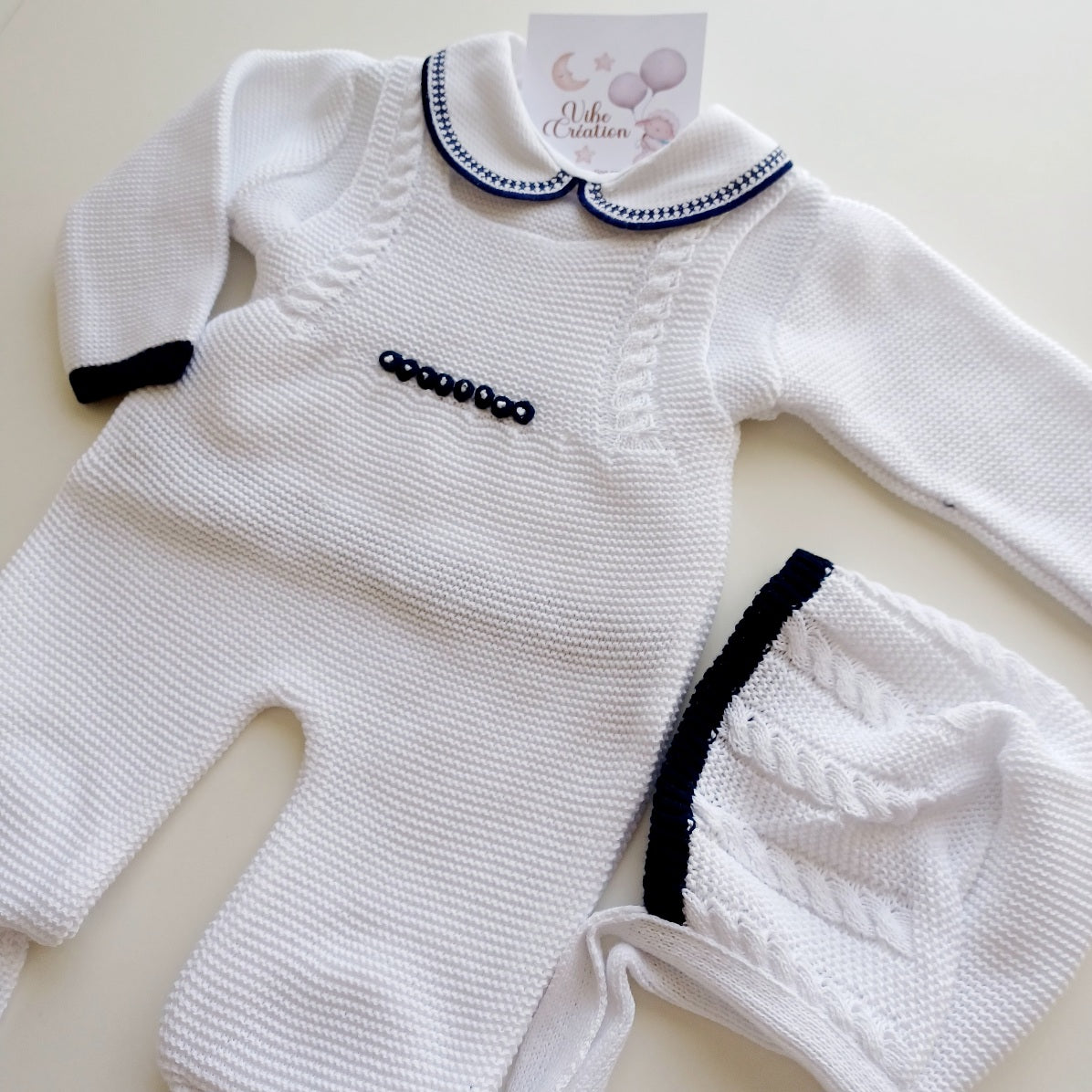 Ensemble Personnalisable salopette longue, pull et bonnet en maille pour bébé. Tony, Blanc-Bleu Marine