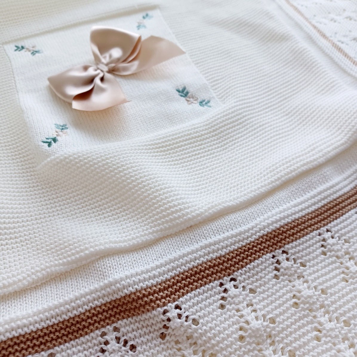 Couverture bébé tricot coton, personnalisable. Modèle Rose, Couleur Ivoire-Camel