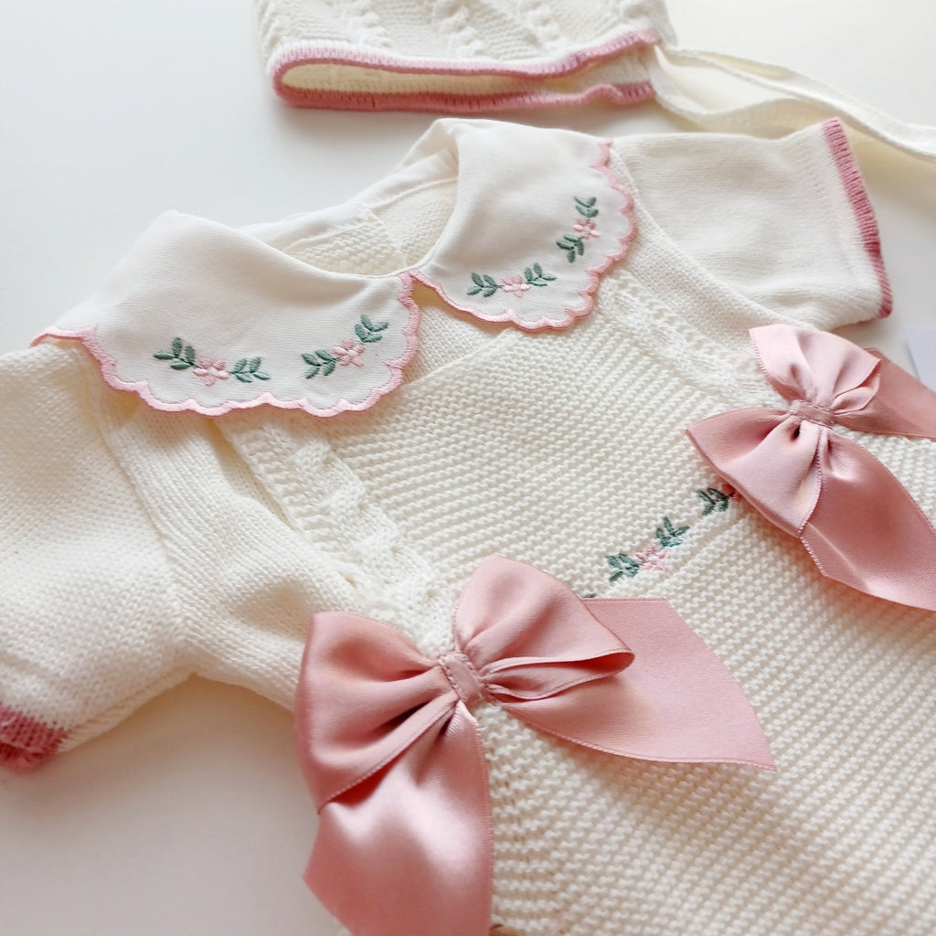 Ensemble Personnalisable salopette courte, pull et bonnet en maille pour bébé. Modèle Rose, Ivoire.