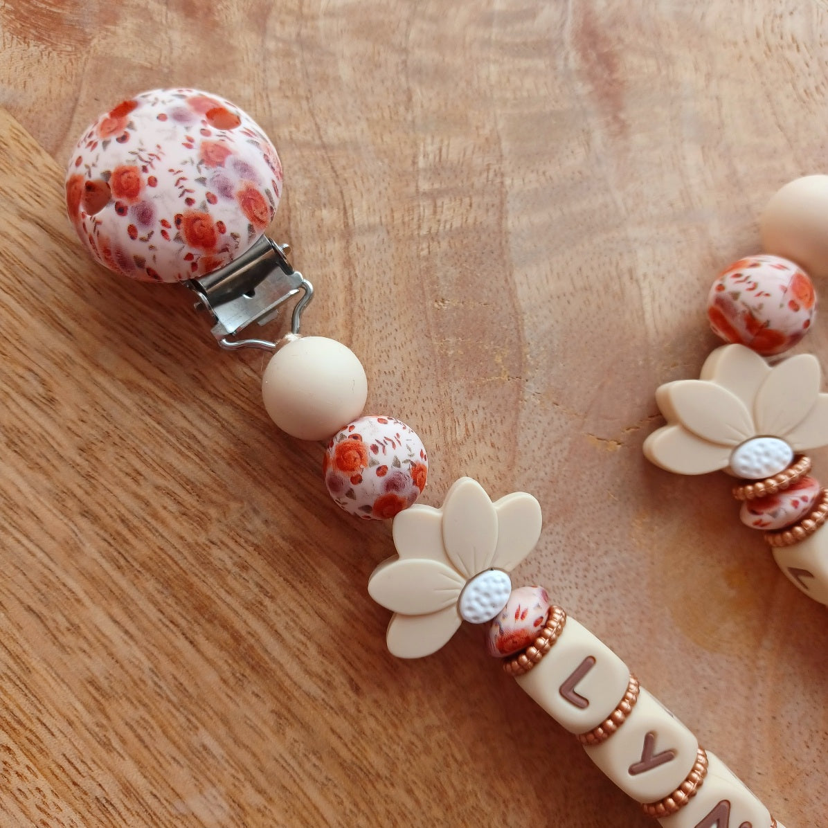 Attache tétine personnalisée avec prénom – Silicone sans BPA, douce et sécurisée . Lyna