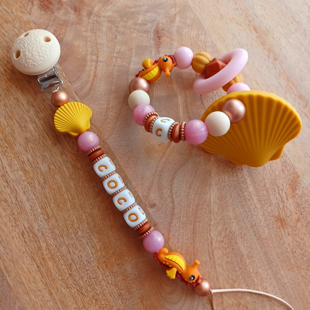 Attache Tétine, Anneau de Dentition Personnalisés Hippocampe & Coquillage Ocre – Silicone Alimentaire Bébé | Cadeau de Naissance. Coco