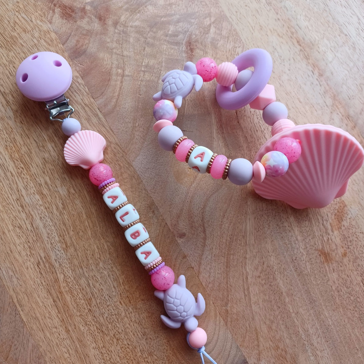 Attache Tétine & Anneau de Dentition en Silicone | Cadeau de Naissance. Coffret Bébé Personnalisé Coquillage Rose. Alba