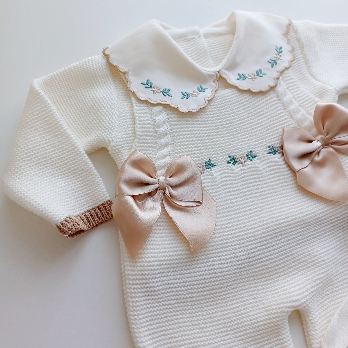 Ensemble Personnalisable salopette longue, pull et bonnet en maille pour bébé. Rose Ivoire-Camel