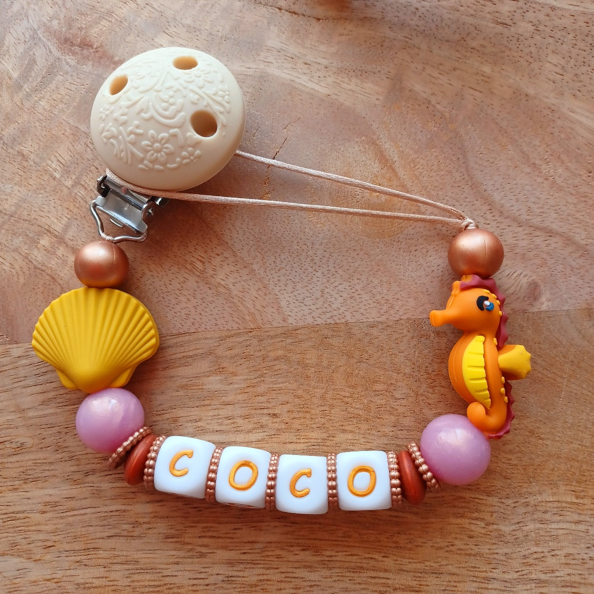 Attache Tétine, Anneau de Dentition Personnalisés Hippocampe & Coquillage Ocre – Silicone Alimentaire Bébé | Cadeau de Naissance. Coco