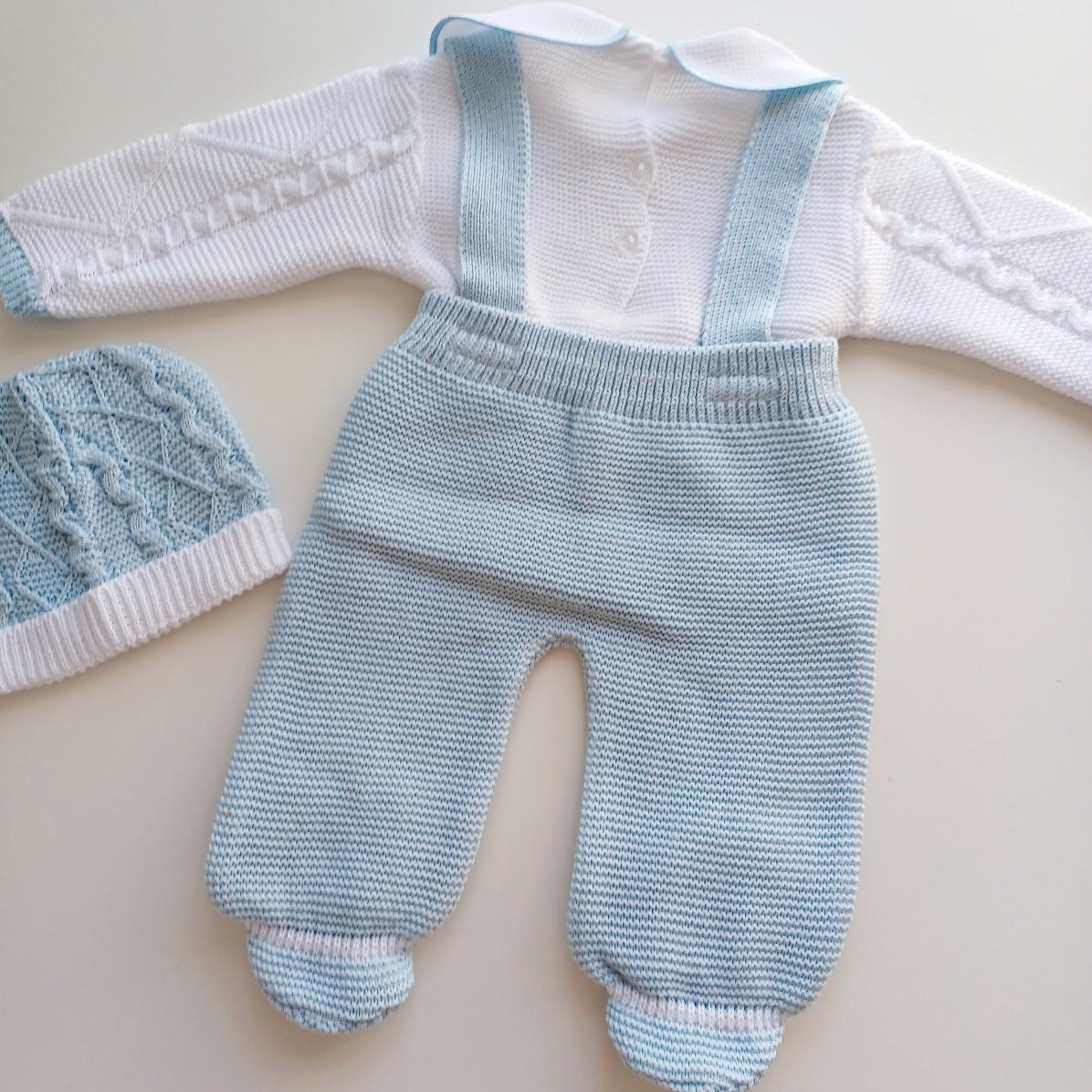 Ensemble Personnalisable salopette longue, pull et bonnet en maille pour bébé. Noah, Cheval bleu bébé