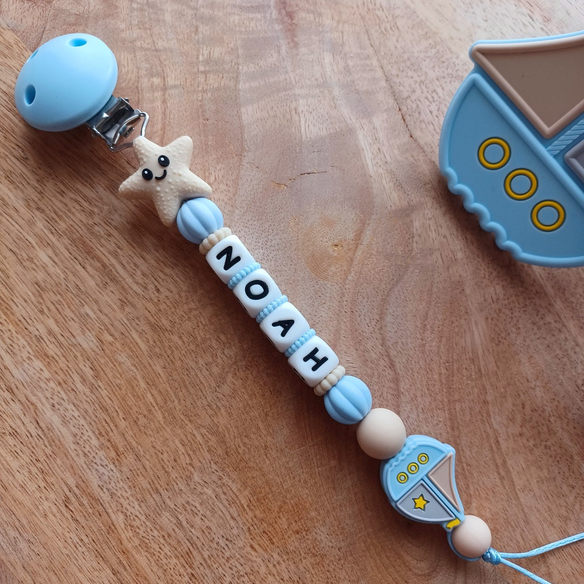 Attache Tétine et Anneau de Dentition Personnalisés Bateau Bleu – Silicone Alimentaire Bébé | Cadeau de Naissance Garçon. Noah