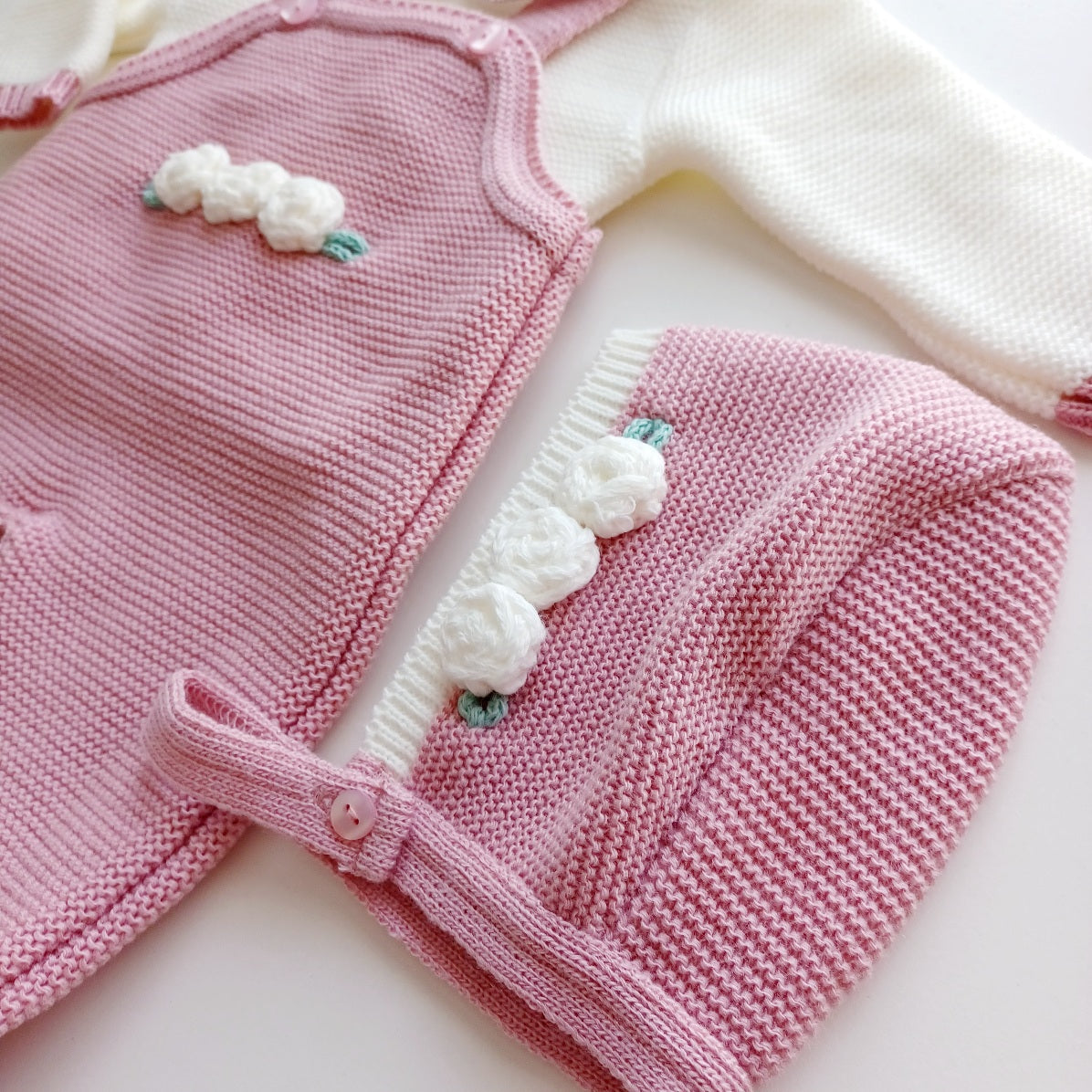 Ensemble salopette manches longues, pull et bonnet en maille pour bébé. Sarah Vieux Rose