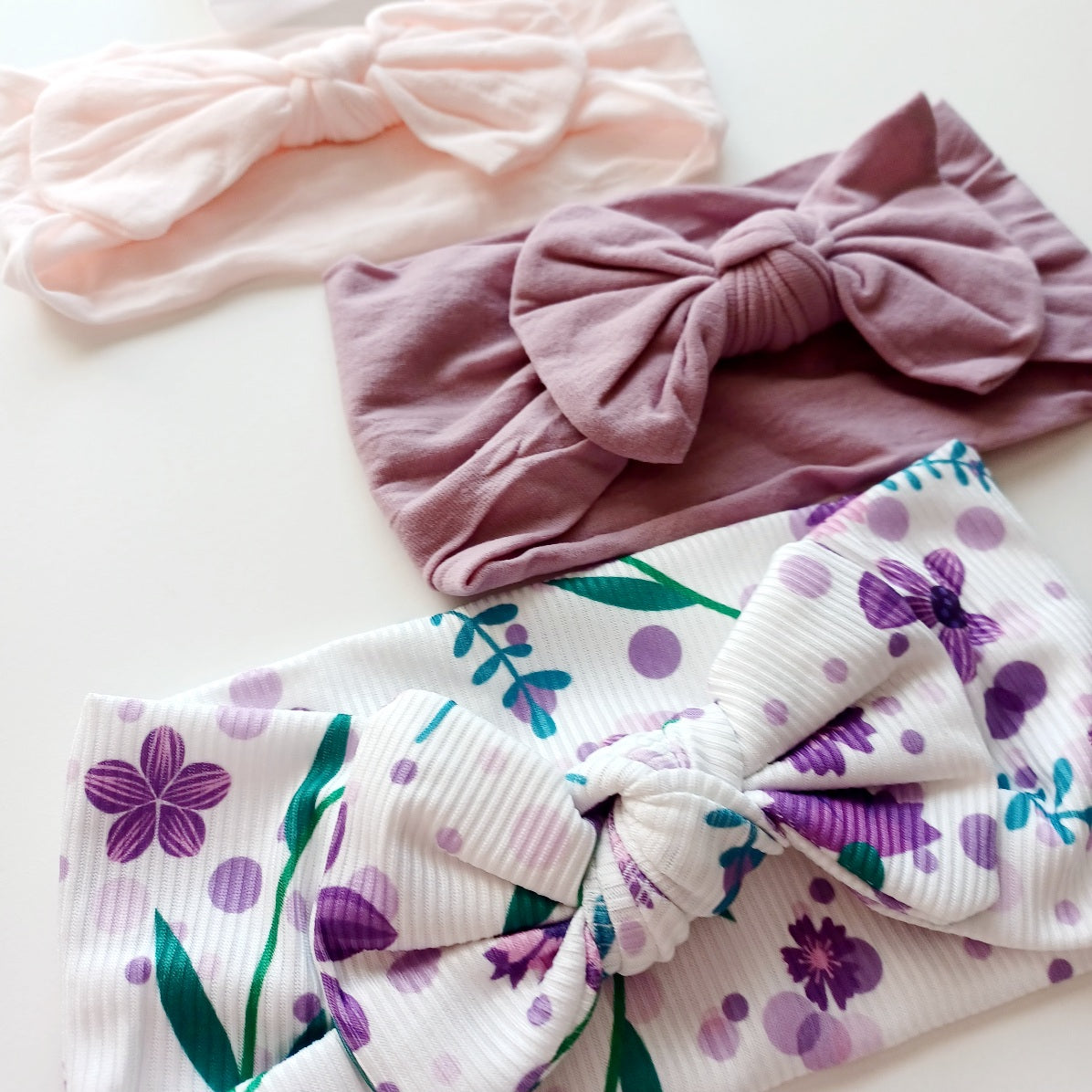 Bandeau bébé fille avec nœud – Doux, extensible et confortable (Blanc, Nectar, Mauve, Fleuri)