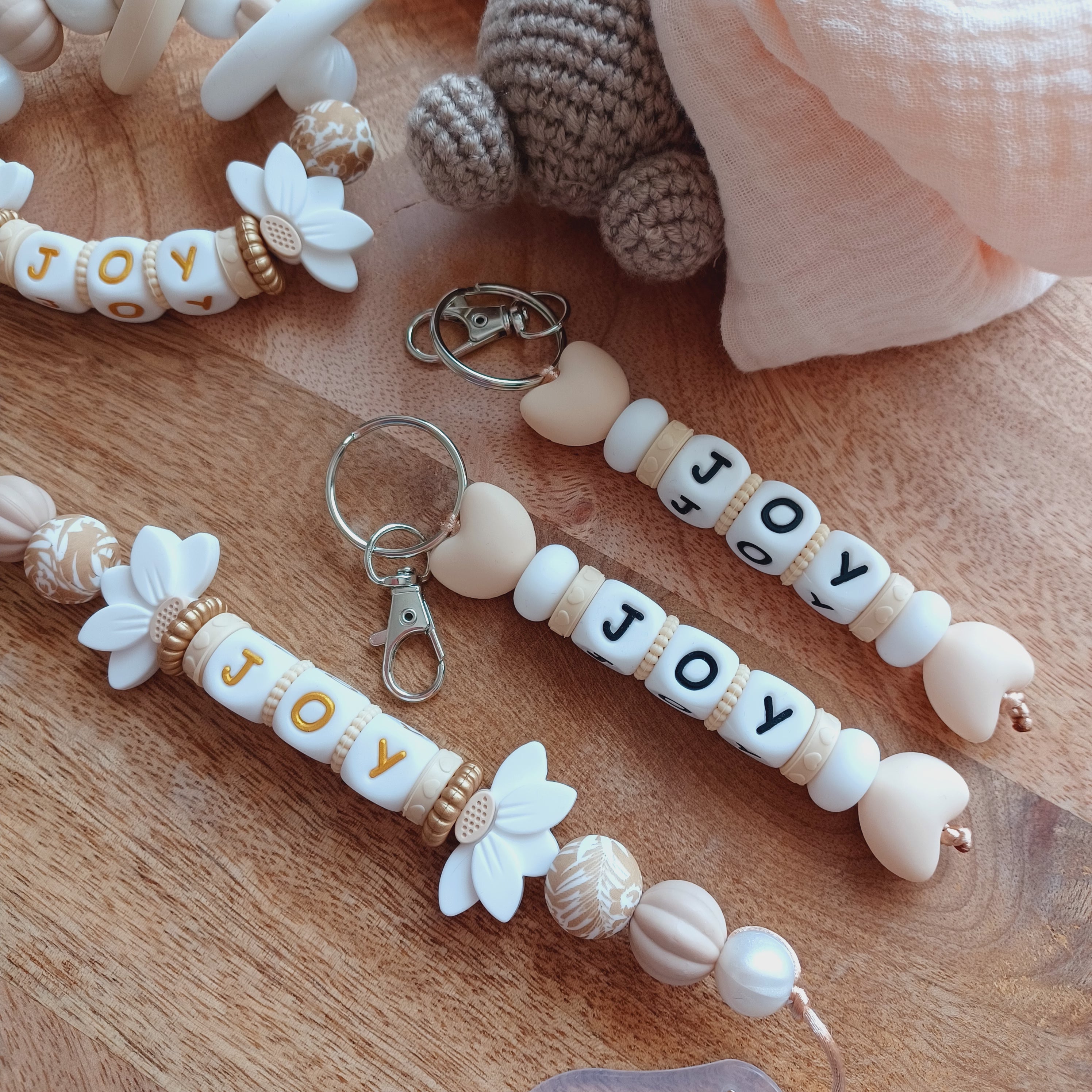 Porte clés personnalisable, en silicone, bois, fantaisie. Joy