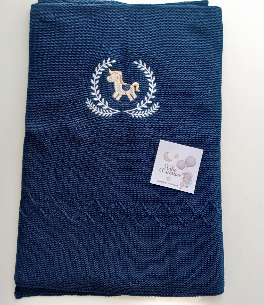 Couverture bébé tricot coton, personnalisable. Modèle Noah, Cheval Bleu marine.
