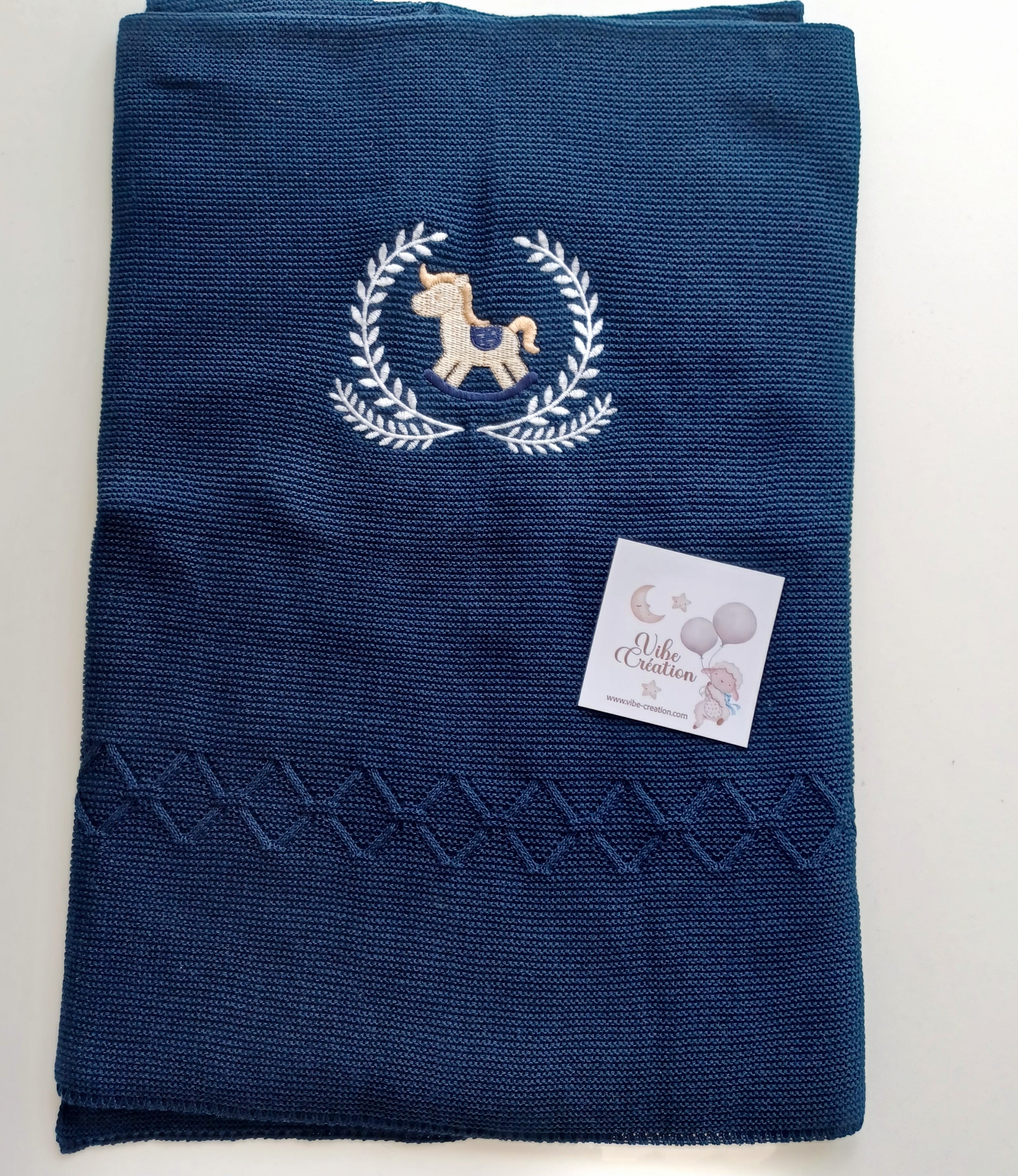 Couverture bébé tricot coton, personnalisable. Modèle Noah, Cheval Bleu marine.