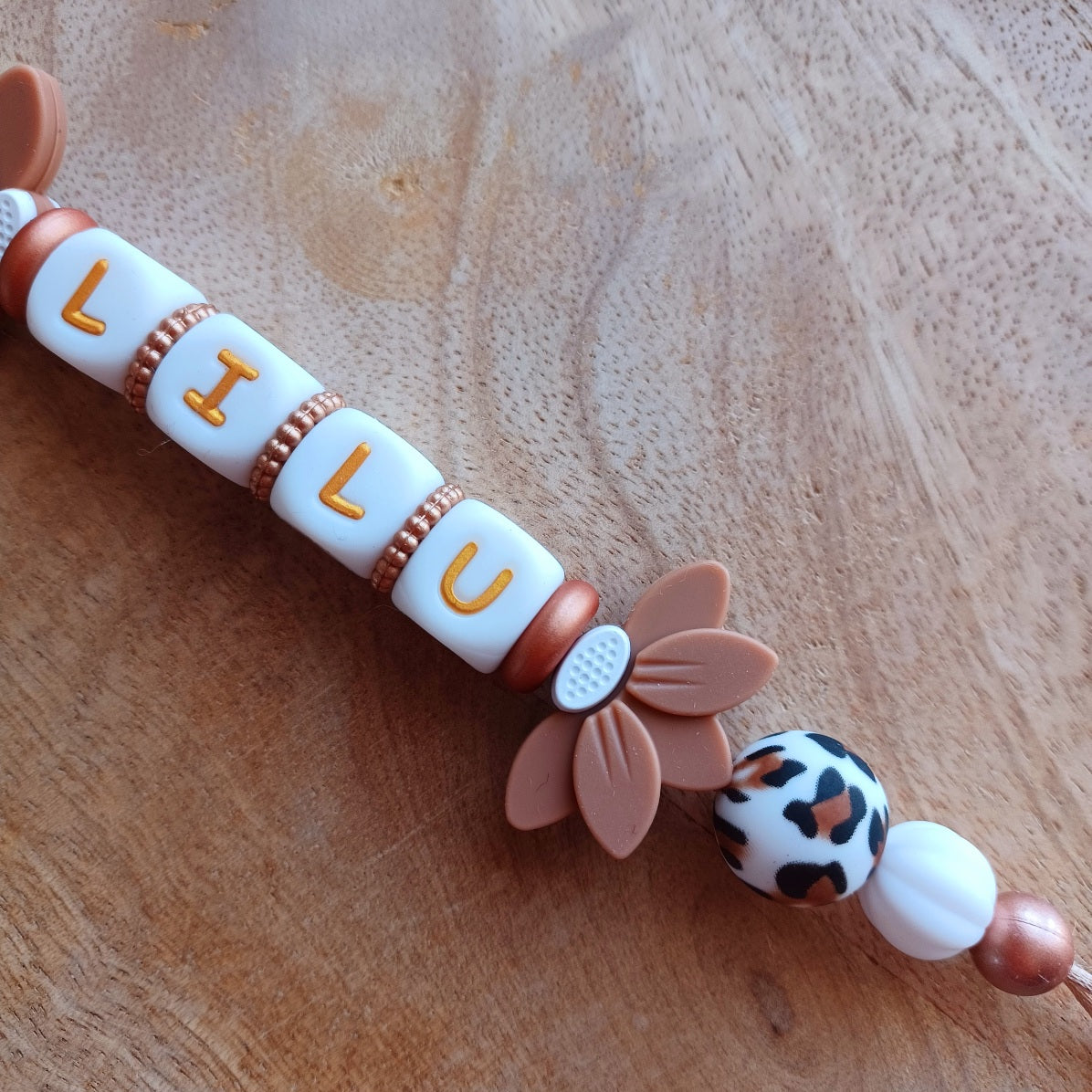 Attache tétine silicone personnalisable, perles imprimées léopard, cadeau naissance. Lilu