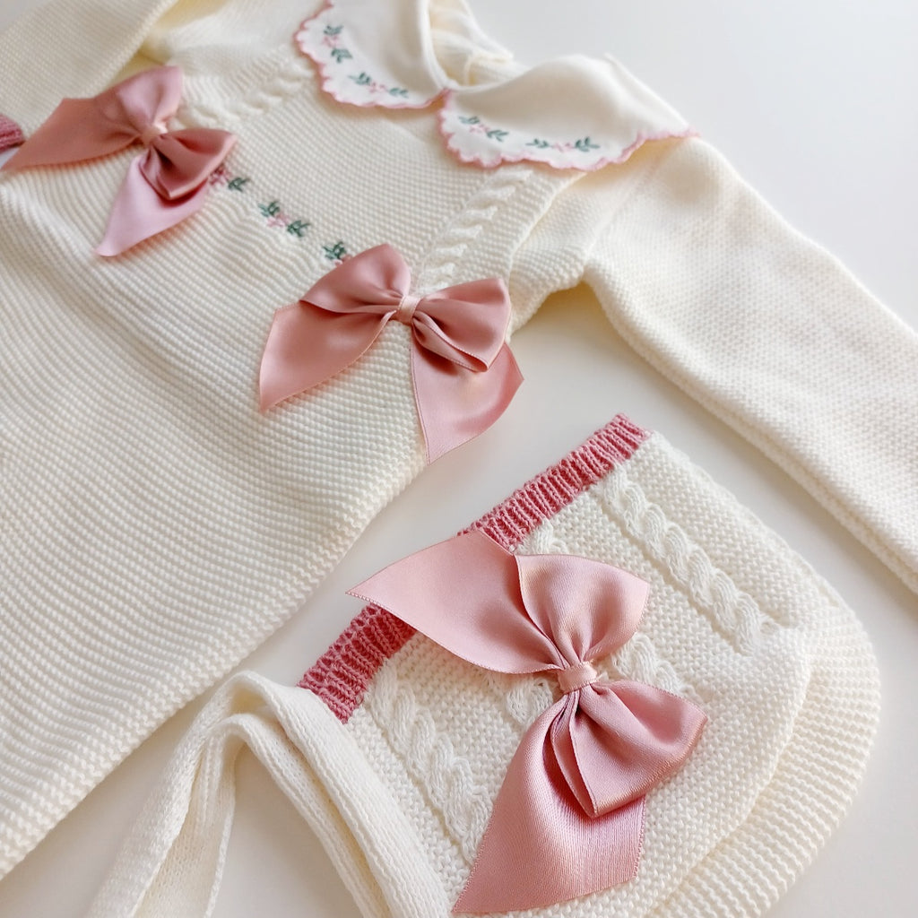 Ensemble Personnalisable salopette longue, pull et bonnet en maille pour bébé. Modèle Rose,  Ivoire- Rose poudré