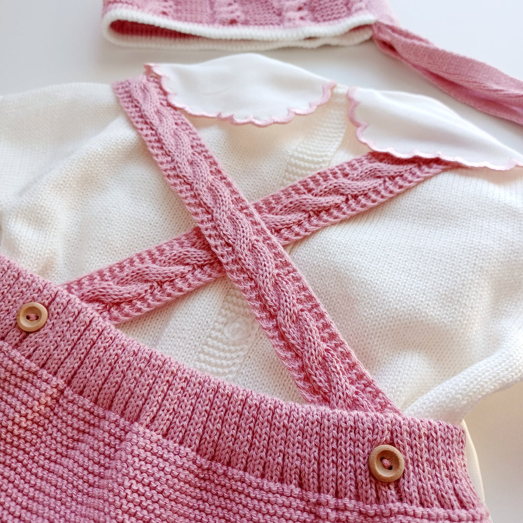 Ensemble Personnalisable salopette courte, pull et bonnet en maille pour bébé. Rose Vieux Rose-Ivoire