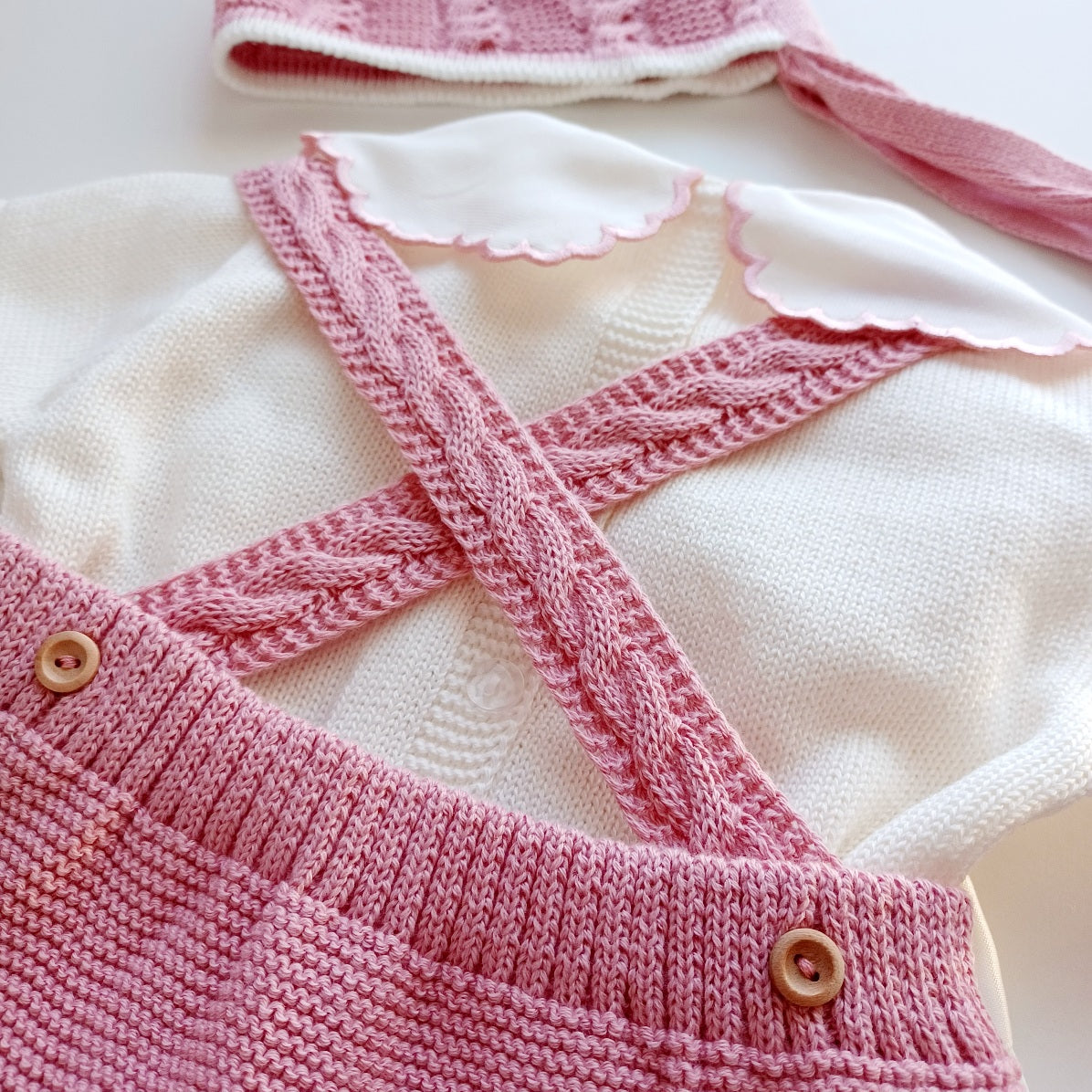 Ensemble Personnalisable salopette courte, pull et bonnet en maille pour bébé. Rose Vieux Rose-Ivoire