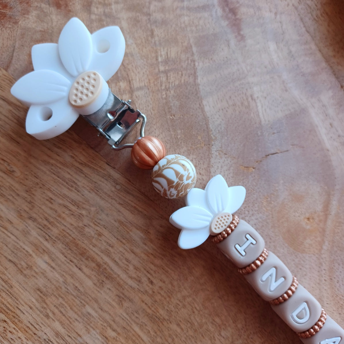 Attache tétine silicone perles imprimées, cadeau naissance, Lotus Taupe-blanc. Indaya