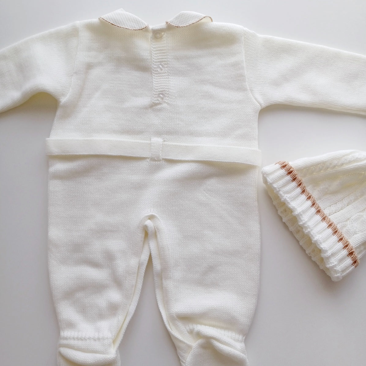 Ensemble Personnalisable grenouillère et bonnet en maille pour bébé. Adam, ivoire.