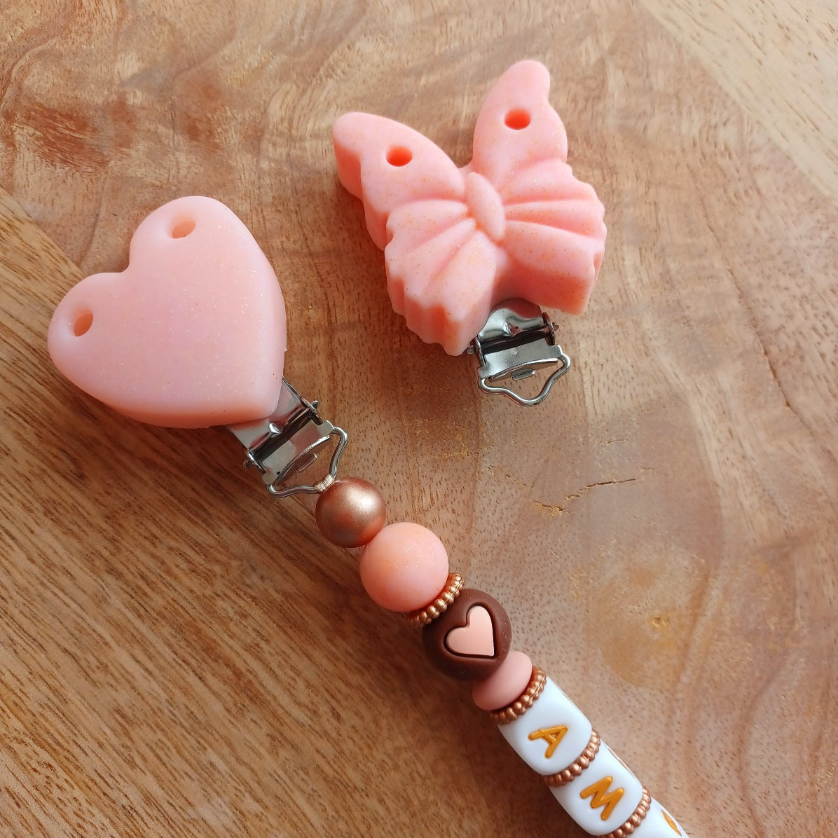 Attache tétine personnalisée avec prénom – Silicone sans BPA, douce et sécurisée (modèle cœur). Ambre