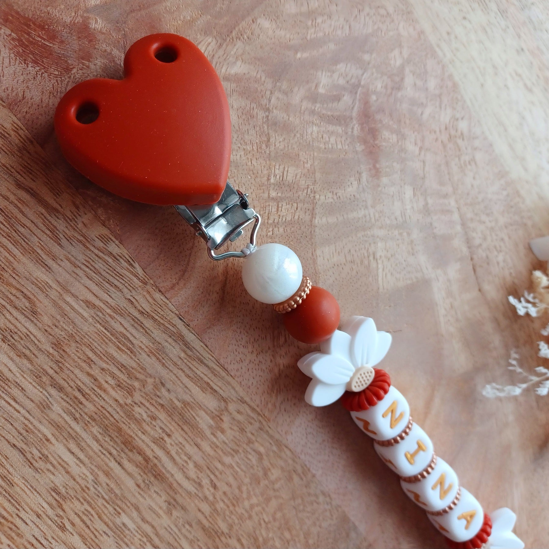 Attache tétine silicone, Fleur de Lotus, coeur terracotta.