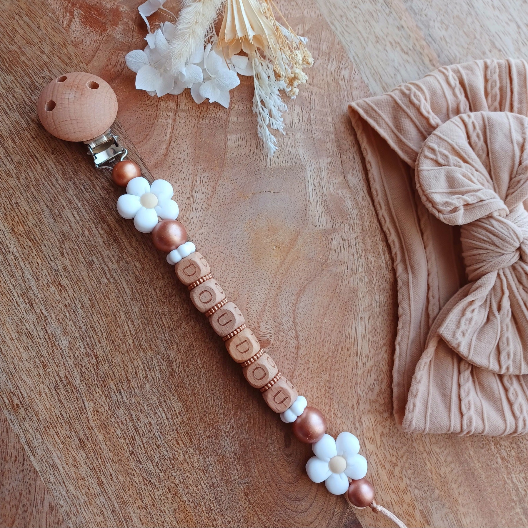 Attache tétine en silicone et bois personnalisable, superbe idée cadeau pour nouveaux né, jeunes parents.