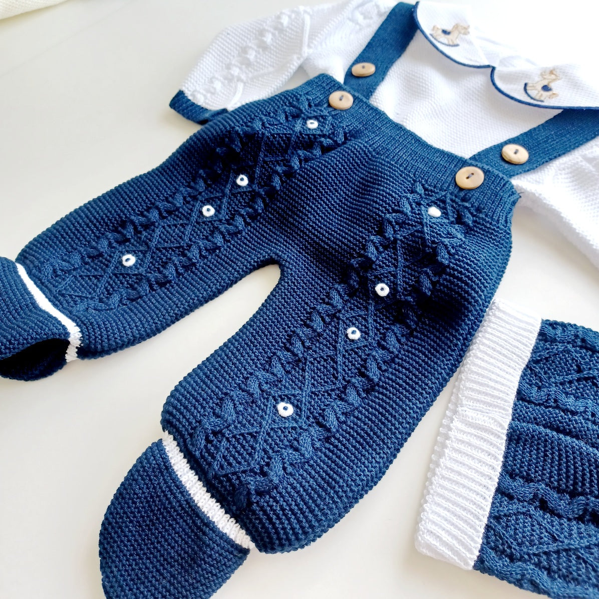 Ensemble Personnalisable salopette longue, pull et bonnet en maille pour bébé. Noah, Cheval bleu marine